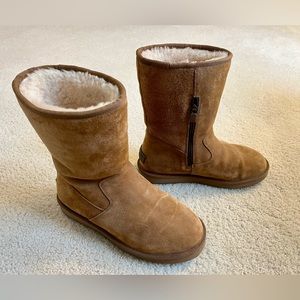 Chestnut Brown Uggs! Size 9, lightly worn! Must have during a cold winter! 🥾